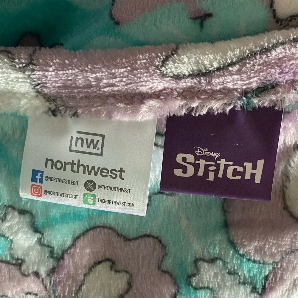 NWT-DISNEY-STITCH SILKY SOFT BLANKET